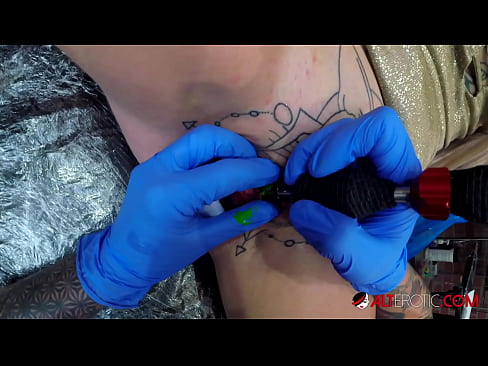 ❤️ Extremt tatuerade snyggingen Sully Savage fick en tatuering på sin klitoris ❤️ Porno vk at us sv.massagecenter-yalta.ru ☑